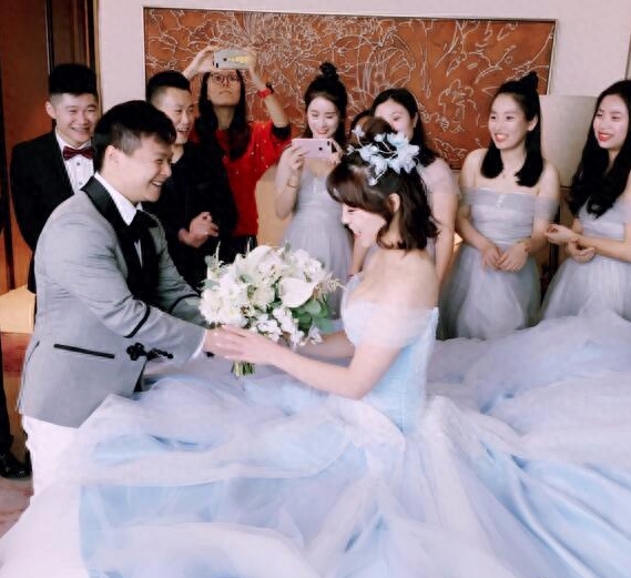 迟到的幸福!举重冠军龙清泉为妻子补办温馨婚礼